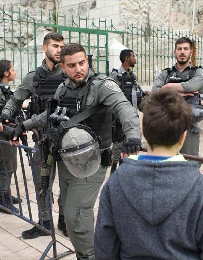 İsrail polisinden Mescid-i Aksa kapısı önünde namaz kılanlara ses bombalı müdahale