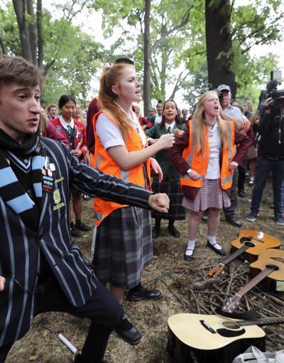 Yeni Zelandada liseli gençlerden hayatını kaybedenler anısına haka dansı