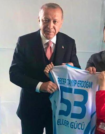 Cumhurbaşkanı Erdoğan miting öncesi milli sporcu ile buluştu