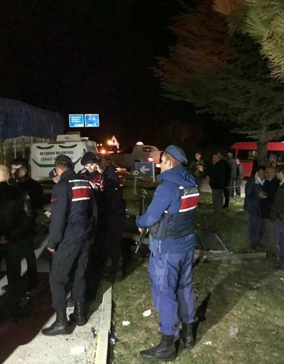 Konyada feci kaza... Yolcu minibüsü kamyona çarptı: 2 ölü, 13 yaralı