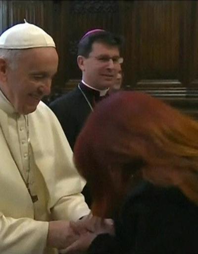 Papa elini öptürmekten kaçındı