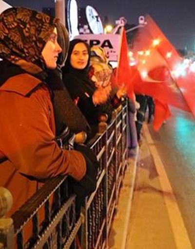 Vatandaşlar Cumhurbaşkanı Erdoğanın Kısıklıdaki evinin önünde toplanmaya başladı