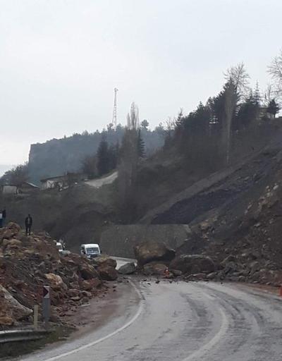 Saimbeyli- Kozan yolu heyelan nedeniyle kapandı