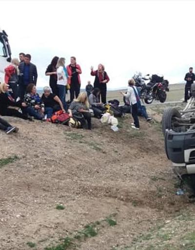 Ankarada gezi minibüsü devrildi: 11 yaralı