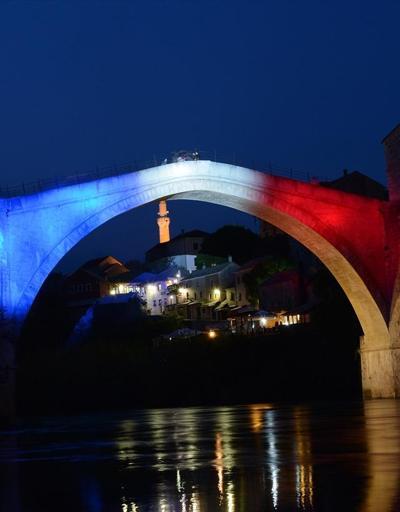 Mostar Köprüsü Notre Dame için ışıklandırıldı