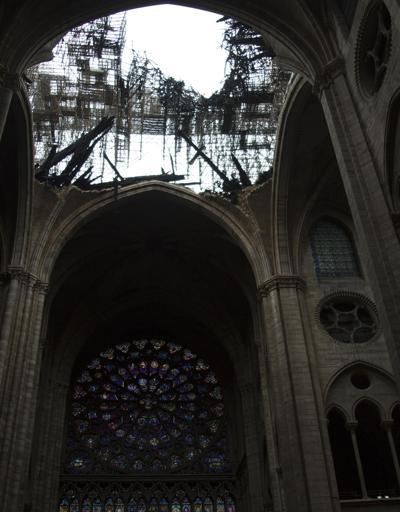 Yanan Notre Dame Katedralinin içi böyle görüntülendi