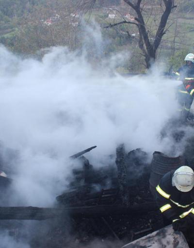Sinopta tek katlı ahşap ev yandı: 3 ölü