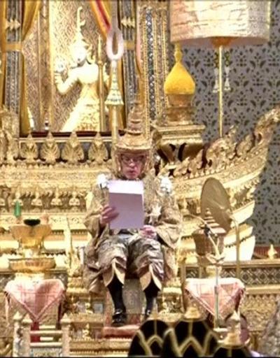 Tayland Kralı tacını giydi