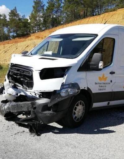 Muğlada minibüs ile otomobil çarpıştı: 2 yaralı