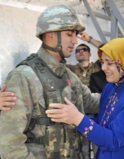 Sınırda nöbet tutan askere Anneler Günü sürprizi