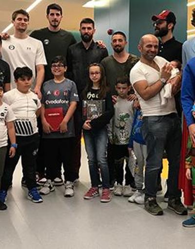 Basketbolculardan çocuk hastalara anlamlı ziyaret