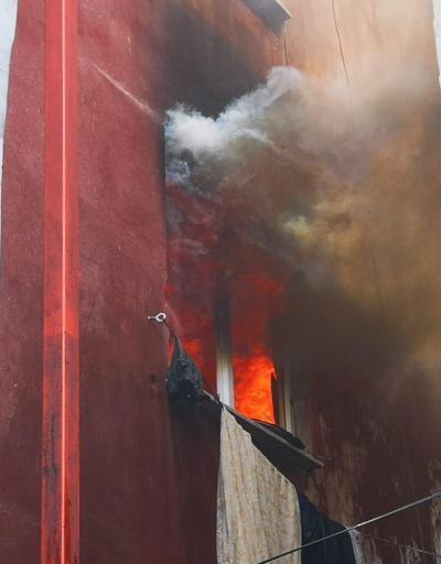 İstanbulda yangında can pazarı: Çocuklarını battaniyeye atıp ikinci kattan atladı