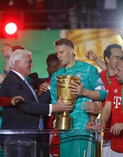 Bayern Münih iki kupayı kutladı