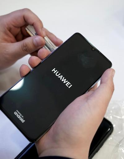 Çinli tüketiciler Appleı bırakıp Huawei alıyor: Cebimden iPhone çıkarmak utanç verici