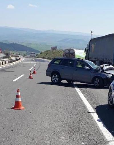 Otomobil temizlik kamyonuna çarptı, Gürcistan uyruklu 2 kişi yaralandı
