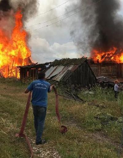 Boluda yıldırım isabet eden 2 ev yandı