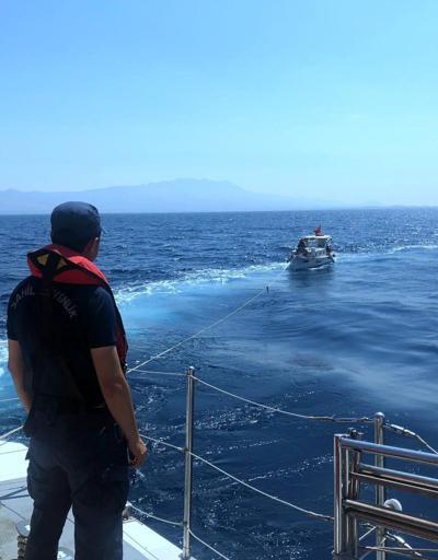 Mavi turda tekneleri arızalanan 4 kişiyi, Sahil Güvenlik kurtardı