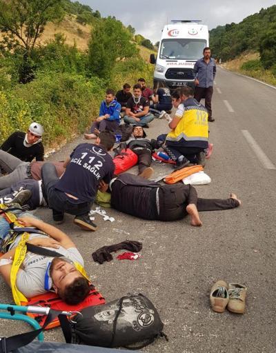 Kaçak göçmenleri taşıyan araç takla attı: 11 yaralı
