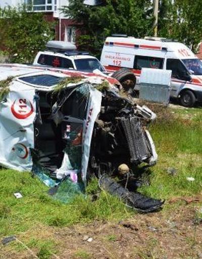 Çubukta ambulans ile otomobil çarpıştı: 6 yaralı