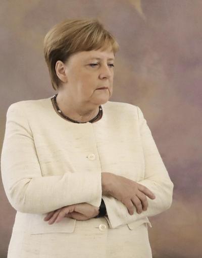 Almanya Başbakanı Angela Merkel yine titredi