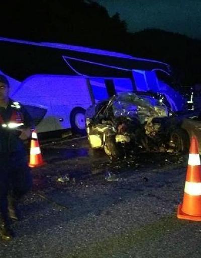 Otomobil ile yolcu otobüsü çarpıştı; uzman çavuş öldü, 8 kişi yaralı