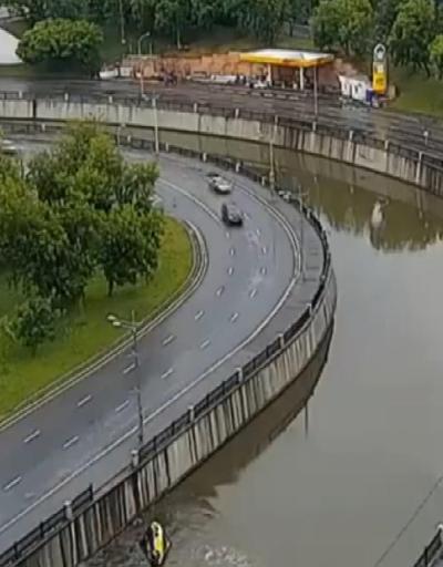 Viraja hızlı giren taksi nehre uçtu