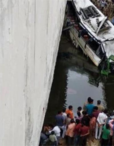 Hindistan’da yolcu otobüsü su kanalına uçtu: 29 ölü