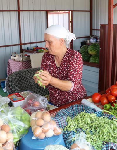 Kadınlar köyde üretip, yol kenarında tatilcilere satıyor