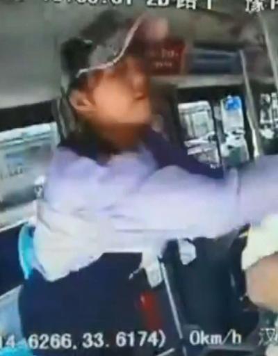 Kadın yolcu, otobüs sürücüsüne saldırdı