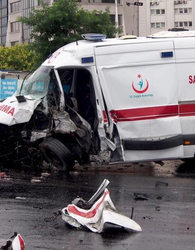 Ataşehirde ambulans kaza yaptı: 4 yaralı