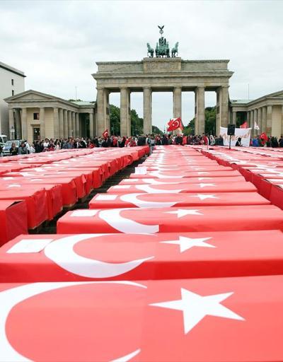 Brandenburg Kapısına Türk bayrağına sarılı 251 tabut konuldu