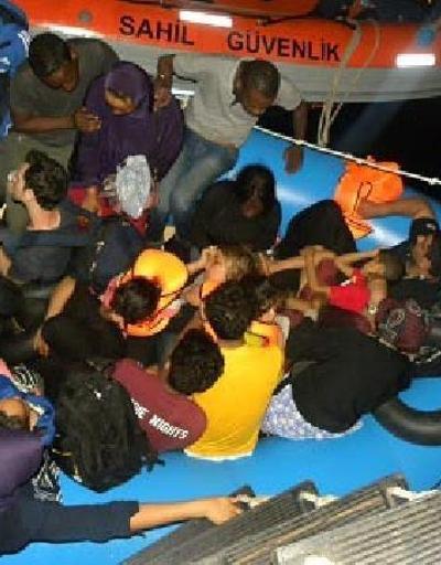 İzmirde lastik botta 35 kaçak göçmen yakalandı