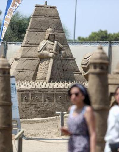 Kum heykellere Orta Doğulu turist ilgisi