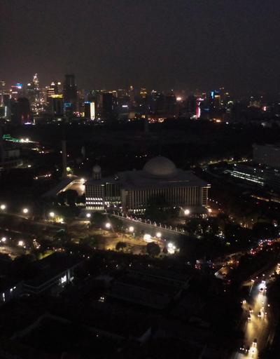 Endonezya karanlığa gömüldü: 10 milyon kişi etkilendi