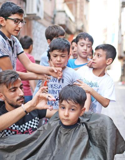 Sokak sokak dolaşıp, çocukları ücretsiz tıraş ediyor