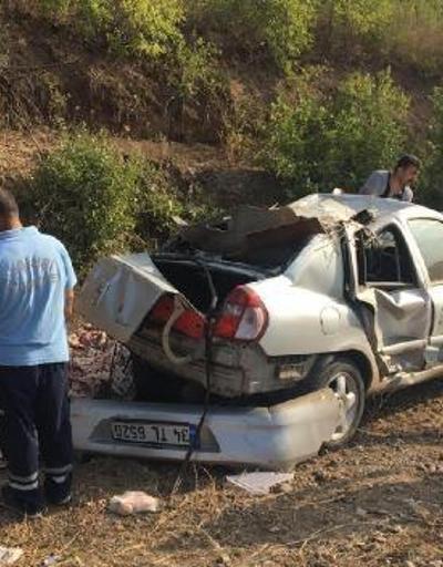 Bariyerlere ve istinat duvarına çarpan otomobil devrildi; sürücü ile eşi öldü