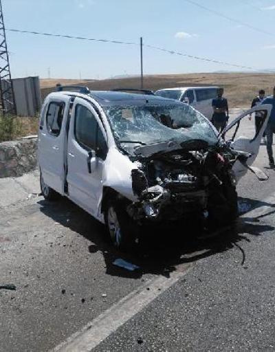 Hafif ticari araç istinat duvarına çarptı: 1 ölü, 4 yaralı