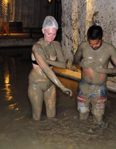Kapadokyada yerli ve yabancı turistlerin çamur banyosu keyfi