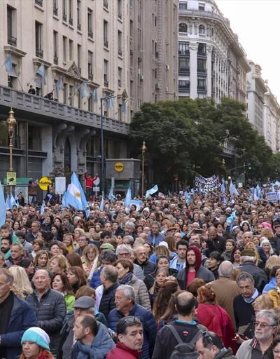Arjantinde halk sokağa döküldü