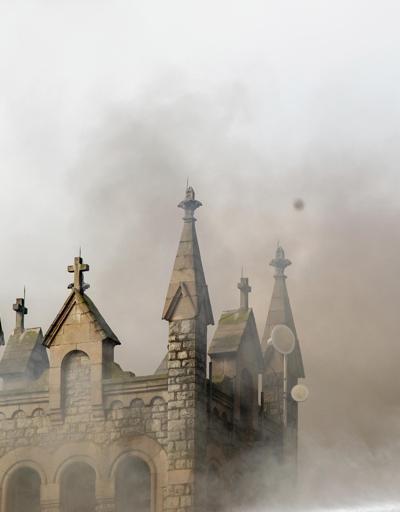 Gözyaşları içinde izlediler: ABDde 115 yıllık kilise alev alev yandı
