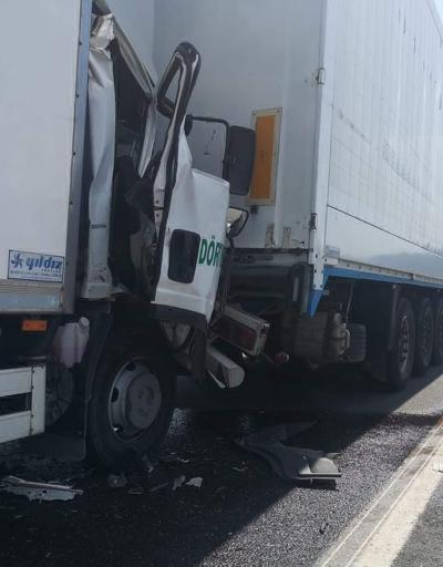 Kuzey Marmara Otoyolunda kamyonet TIRa çarptı