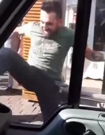 Minibüs şoförü kamyonete tekmelerle saldırdı