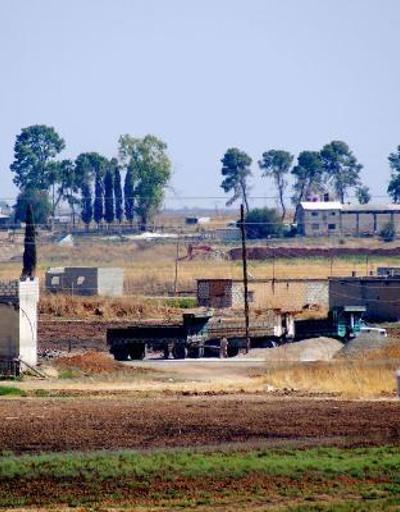 PKK/YPG’li teröristler, sınırda hendek ve tünel kazıyor