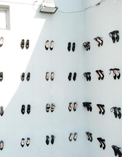 Kadın cinayetlerine dikkat çekmek için duvarda 440 çift ayakkabı