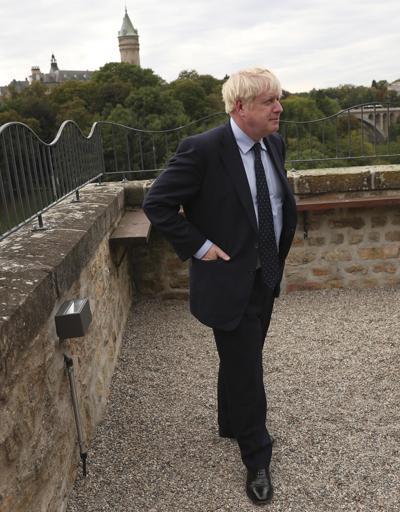 Boş kürsüyü gülerek gösterdi Boris Johnson küstü