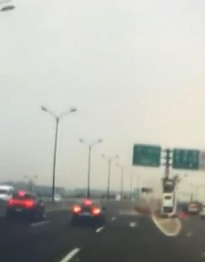 Çinde akılalmaz kaza: Refüje çarpan otomobil dik durdu