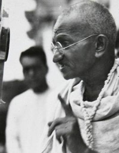 Mahatma Gandinin anıtta saklanan külleri çalındı