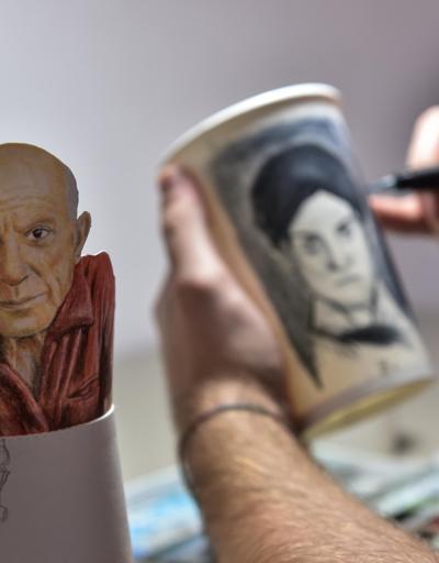 Picassonun milyon dolarlık eserlerini 10 kuruşluk karton bardaklara çiziyor