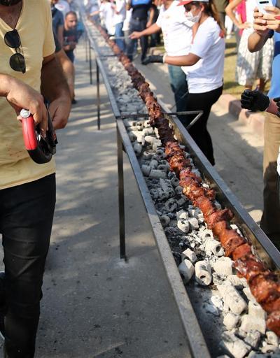 Adanada tek şişte et pişirme rekoru kırıldı