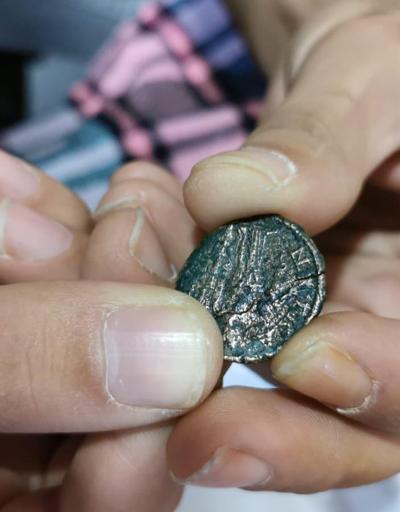 Yolda yürürken tarihi madeni para buldu